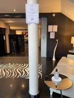 ホテルロビーに設置された消毒ジェル