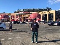 エンゼルススタジアムをバックに