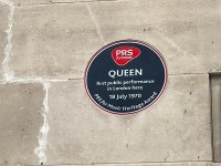 Queen初演の場を伝えるプラーク