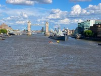 ロンドン橋からみたゲートブリッジ。この艦は何という名前だろう？