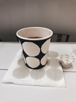 フィンエアーはコップや紙ナプキンがマリメッコ柄でかわいい
