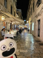雨でテンションが下がっていましたが、 雨上がりも石畳が反射して綺麗