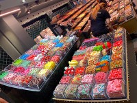 海外らしいお菓子がずらり