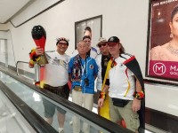 スタジアムへ向かう途中にドイツ人サポーターと
