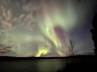 湖の上の赤いオーロラを見ると幸せになれるとか＾＾