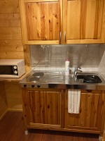 部屋には二口コンロのキッチンも