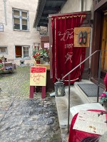 石畳の中庭に佇むピエール・ショコラテリー
