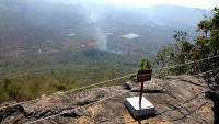 天空の寺院（パワースポット）からの眼下600mの眺め、煙が自然発火した野火
