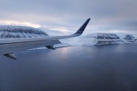 飛行機の窓からフィヨルドの景色が見えてテンションが上がります