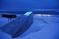 雪の坂を登って上から見ると、空港の夜景と種子貯蔵庫の綺麗なコンビネーションを見ることができます。