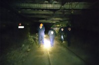 最初のトロッコ道は立って歩けますが、ヘッドライトを消したら真っ暗です。