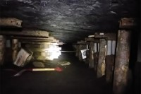 トロッコ道の先にある、採掘現場は非常に狭く、ほふく全身で進みました。この場所で電動ドリルを使って石炭を採掘していたそうです。