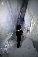 氷穴では、このような穴からハシゴを使って下に降りていきます。