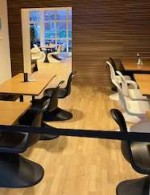 ホテルの朝食会場：パントンチェアがごく自然に使用されていました。