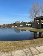 森の墓地：鳥のさえずりが心地よく響く、静かな市民墓地。広大な敷地に建物が点在しています
