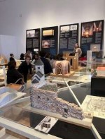 ストックホルム建築博物館：子どもたちが街にある建築物の説明を 受けている様子。模型も分かりやすい！