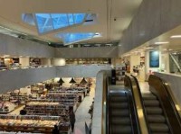 アカデミア書店（ヘルシンキ）：2階の奥にアアルトカフェがあります。