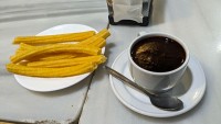 スペインの名物スイーツの１つ、チュロス・コン・チョコラーテ