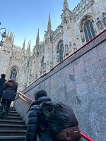 ドゥオーモ。地上に上がる階段でこの景色