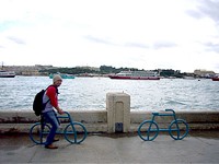 マルタのあちこちに自転車のモニュメントがあります。自転車置き場の目印だそう。