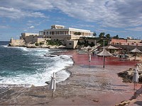 再翌朝。ホテル敷地内。奥がカジノになります。せっかくの地中海なので足だけ入ってみました♪