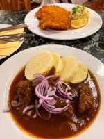 グヤーシュとカツレツ