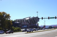 ピジョン・フォージ(Pigeon Forge)は、意表をつく建造物、で旅人を迎える街（宣伝用に建てられた、今にも倒れそうに見える家）。
