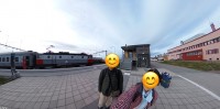 キルナ駅 ホームと待合と車道の境界はタイルの違いのみ