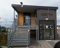 キルナ駅 2階が待合 1階右はエレベーター