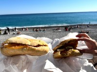 海辺のベンチでパンバーニャを