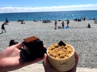 海辺でケーキ