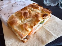 パニーノは有名ですが、私はサーモンとズッキーニのフォカッチャサンドを購入！ボリューム満点でした！