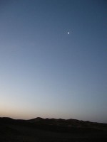 幻想的な月（朝日が昇る前）