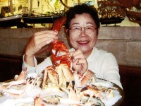 マントンの海鮮レストランにて。母の顔、大きすぎです。エビが小さく見えますが、大きかったデス