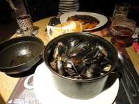 グランプラス近くの「マネケン」にて。ベルギービールとムール貝の白ワイン蒸し。美味しかったー！
