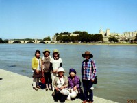 アヴィニヨン ローヌ川岸。法王庁宮殿とサン・ベネゼ橋。