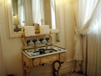 エルミタージュのトイレ。ここのトイレットペーパーは使うのがもったいない位でした