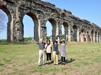 水道橋をバックに