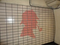 小さなホームズのシルエットで描かれた大きなホームズ