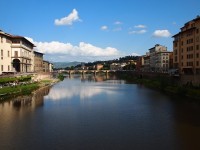 快晴のアルノ川