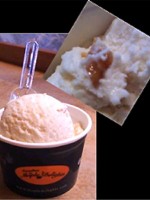 メープルシュガーの塊。これがまたコクがあって美味しい。