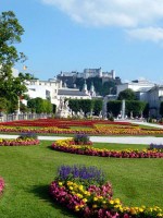 花が咲き誇って美しいミラベル庭園と遠くにホーエンザルツブルク城が見えます。
