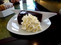 砂糖の入らない生クリームとふわふわのスポンジケーキ。甘くないとは言え、この生クリームの存在感！実際にボリュームもかなりあります。
