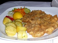 レストラン・ミューラーバイスルにて２。　大きく見えますが、意外にあっさりしていて食べやすいウィンナーシュニッツェル。こちらのレストランは、ウィンナーシュニッツェルで有名なお店の一つとしてガイド ブックに載っていました。日本語を話す店員はいないものの、日本語メニューがあり、店員さんもとても親切です。