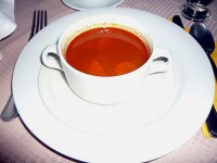 ブダペスト　ブダ側のドナウ川岸にあるレストラン「コング」にて。　前菜のグヤーシュ。 見た目はミネストローネのようですが、パプリカで味付けしてあるのが特徴です。