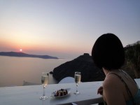 宿泊したミルハウスです。夕刻にチェックインすると、お部屋のテラスにウェルカムシャンパンとイチゴのデザートを用意してくださいました☆眼下には海が広がり、目の前に夕日が沈んでいきます。