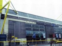 駅から5分くらい歩くとドルトムントのスタジアム、シグナルデューナパークに到着します。すごく立派なスタジアムです。