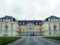 ケルンからブリュールまで電車で移動。そこから5分くらいでアウグストゥブルク城に到着しました。すごくシンプルなお城です。
