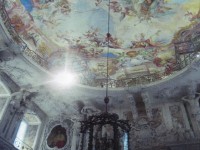 城の内部の様子。たくさんの絵が展示されていましたが、なんといってもこの天井です。おもわず見とれてしまいそうになりました。