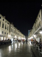 夜の旧市街。結構遅くまで日が出ており、8時過ぎてようやく暗くなります。